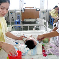 Sức khỏe đời sống - Gần 50% bà mẹ sai lầm khi chăm trẻ sốt