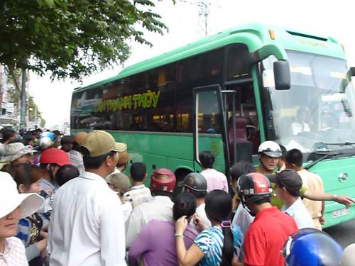 Bất chấp khuyên can, chui vào gầm xe tự tử - 2