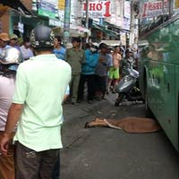 Tin tức trong ngày - Bất chấp khuyên can, chui vào gầm xe tự tử