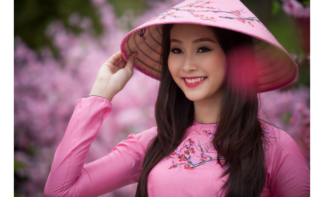Cô giành danh hiệu Hoa khôi Đồng bằng sông Cửu Long 2012 và đang theo học ngành Tài chính Ngân hàng tại Cần Thơ.