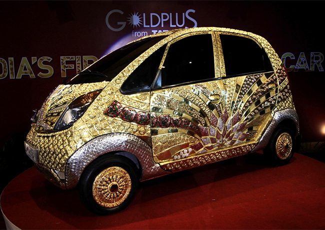 Chiếc xe được thiết kế bắt mắt với những viên đá quý có màu sắc khác nhau được gắn xen kẽ vào thân xe nạm vàng và bạc.