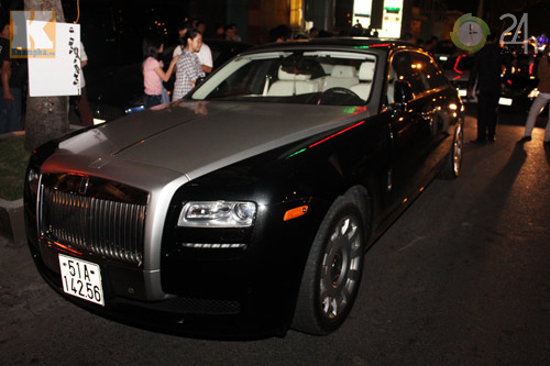 Rolls Royce Ghost EWB vi vu phố Sài Gòn - 1