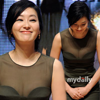 Xu hướng thời trang - Mỹ nhân 35 tuổi khoe ngực chật chội