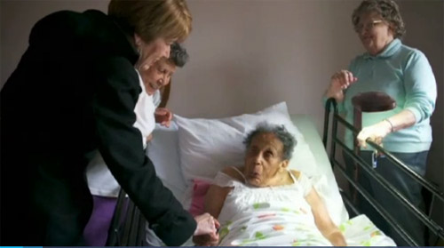 Cụ già 106 tuổi nhận bằng tốt nghiệp cấp 3 - 1