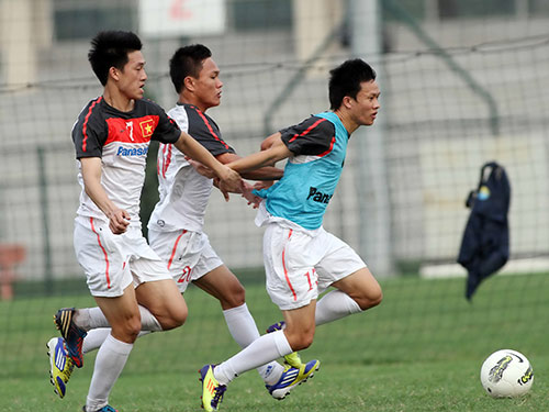 Cầu thủ trẻ thiếu “đất diễn” - 1