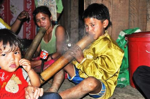 Nơi con gái không hút thuốc lào sẽ "ế" - 4