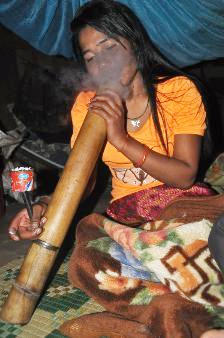 Nơi con gái không hút thuốc lào sẽ "ế" - 5