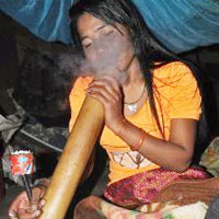 Tin tức trong ngày - Nơi con gái không hút thuốc lào sẽ "ế"