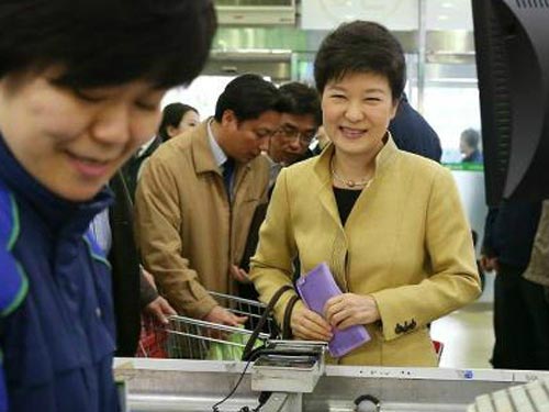 Tổng thống Hàn Quốc xài ví giá… 76.000 đồng - 1