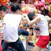 Pháp luật - Đánh ghen ghê sợ giữa chợ