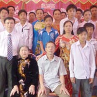 Tin tức trong ngày - Gia đình hiếm ở VN: Dạy con bằng bó đũa