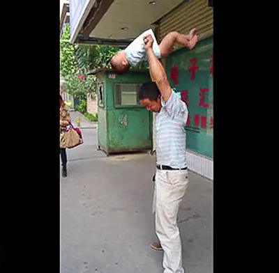 Video: Sửng sốt bé 15 tháng tập kungfu - 10