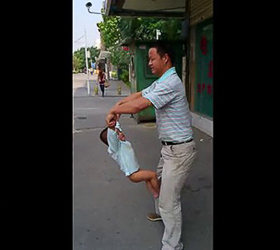 Video: Sửng sốt bé 15 tháng tập kungfu - 2