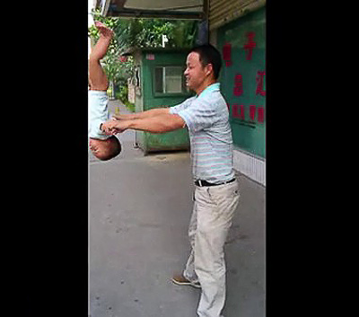 Video: Sửng sốt bé 15 tháng tập kungfu - 3