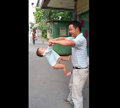 Video: Sửng sốt bé 15 tháng tập kungfu - 4