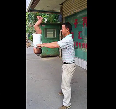 Video: Sửng sốt bé 15 tháng tập kungfu - 8