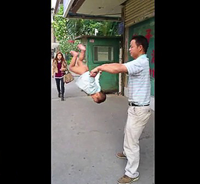 Video: Sửng sốt bé 15 tháng tập kungfu - 9