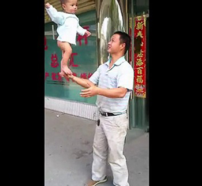 Video: Sửng sốt bé 15 tháng tập kungfu - 12