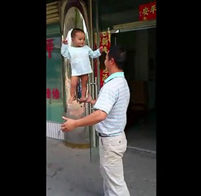 Video: Sửng sốt bé 15 tháng tập kungfu - 13