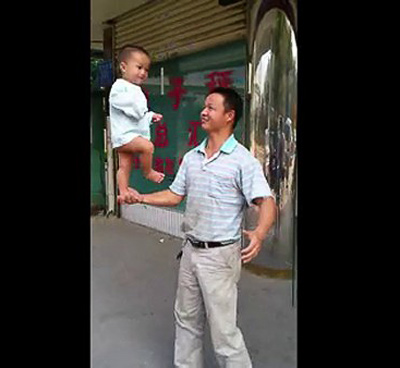 Video: Sửng sốt bé 15 tháng tập kungfu - 14