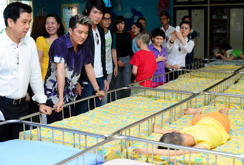 Mr. Đàm nghẹn lòng thăm trẻ khuyết tật - 6