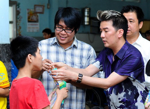 Mr. Đàm nghẹn lòng thăm trẻ khuyết tật - 4