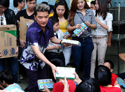 Mr. Đàm nghẹn lòng thăm trẻ khuyết tật - 2