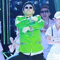 Sao ngoại-sao nội - Phát sốt vì "nàng Psy" Thúy Uyên