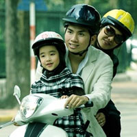 Tin tức trong ngày - Xử phạt phụ huynh không đội MBH cho trẻ em