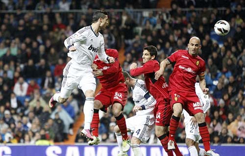 Real: Bay tiếp cùng CR7 - 2