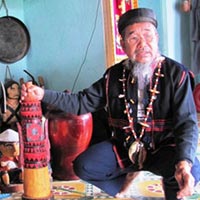 Tin tức trong ngày - Nguyên Chủ tịch huyện tự… đẽo quan tài