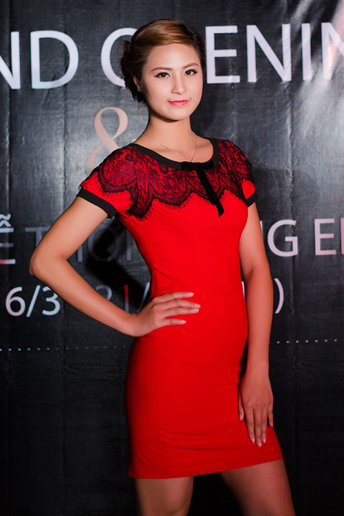 Minh Hằng khoe dáng với váy đuôi cá - 17