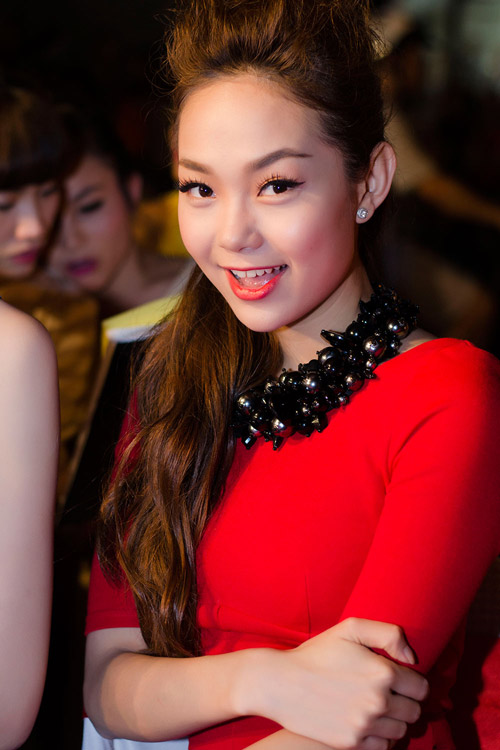 Minh Hằng khoe dáng với váy đuôi cá - 4