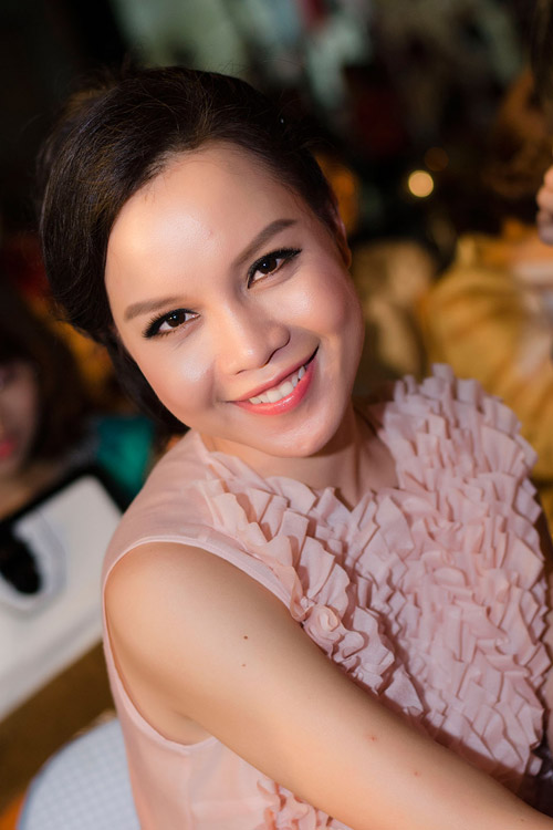 Minh Hằng khoe dáng với váy đuôi cá - 12