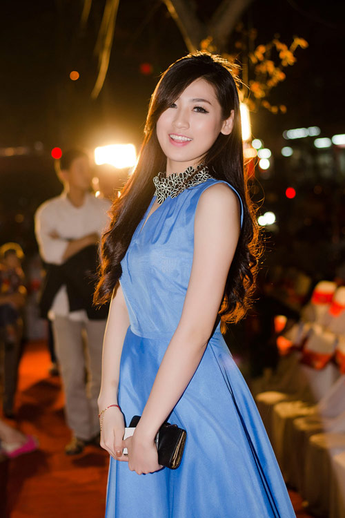 Minh Hằng khoe dáng với váy đuôi cá - 9