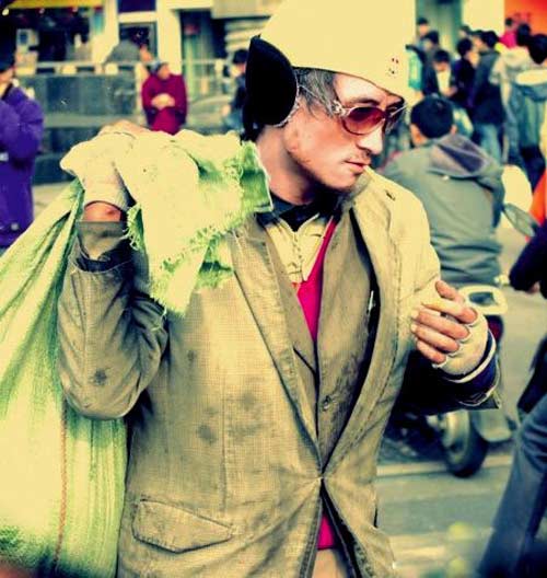 Hot boy, hot girl ăn mày gây xôn xao mạng - 3