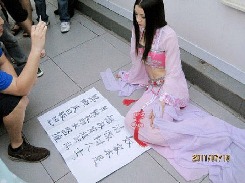 Hot boy, hot girl ăn mày gây xôn xao mạng - 4