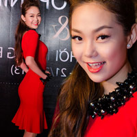 Xu hướng thời trang - Minh Hằng khoe dáng với váy đuôi cá