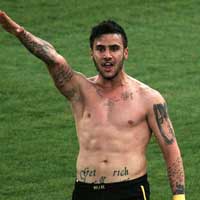 Bóng đá - Bị cấm thi đấu suốt đời vì ăn mừng kiểu phát xít