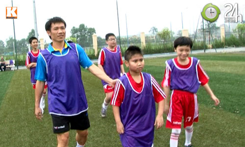 Thành Lương, Tấn Tài dạy trẻ đá bóng - 2