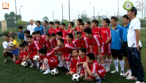 Thành Lương, Tấn Tài dạy trẻ đá bóng - 1