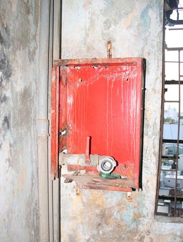 Rợn người chung cư “răng rụng” giữa SG - 8