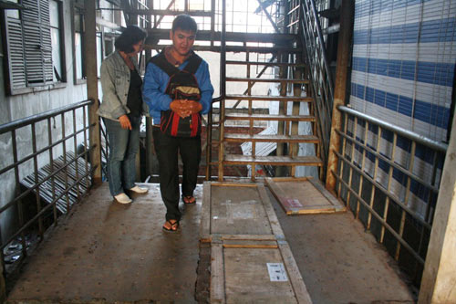 Rợn người chung cư “răng rụng” giữa SG - 4