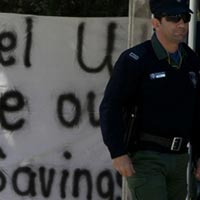 Kinh doanh - Dân giận dữ vì đánh thuế tiền tiết kiệm