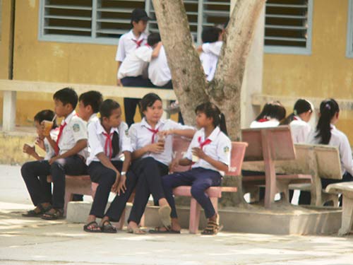 “Ăn” cả học bổng, tiền thưởng học sinh - 1