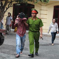 Pháp luật - Thuê phòng trọ, hiếp dâm con chủ nhà