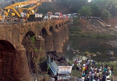 Ấn Độ: Tai nạn xe bus, 37 người thiệt mạng - 1