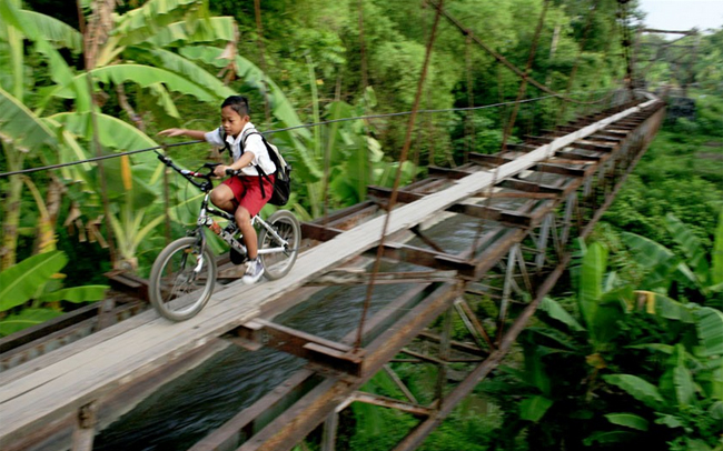 Thậm chí dù biết nguy hiểm nhưng với quãng đường hơn 6km, những đứa trẻ này vẫn chấp nhận mạo hiểm
