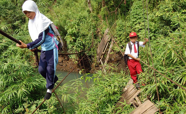 Mỗi ngày có khoảng 20 em học sinh sẽ phải đu qua đoạn dây dài hơn 15m và bên dướ là con sông rất nguy hiểm. 
