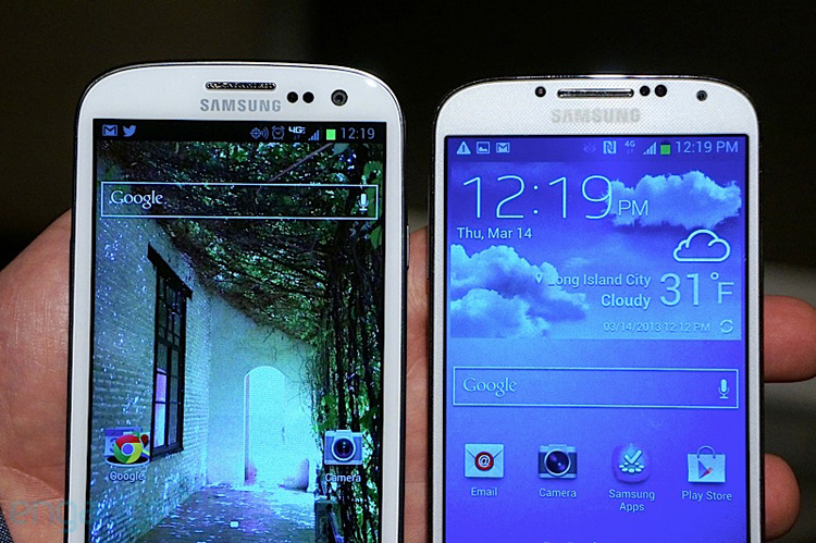 Samsung Galaxy S4 được trang bị màn hình Super HD AMOLED 5 inch độ phân giải Full-HD (1080p) cho mật độ điểm ảnh 441 ppi. Trong khi đó Samsung Galaxy S3 chỉ sở hữu màn hình 4,8 inch có độ phân giải 720 x 1280 pixel, mật độ điểm ảnh là 306 ppi. Ngoài ra, Samsung cho biết S4 sở hữu lớp kính cường lực Gorilla Glass thế hệ thứ 3 giúp gia tăng độ bền hơn nhiều.